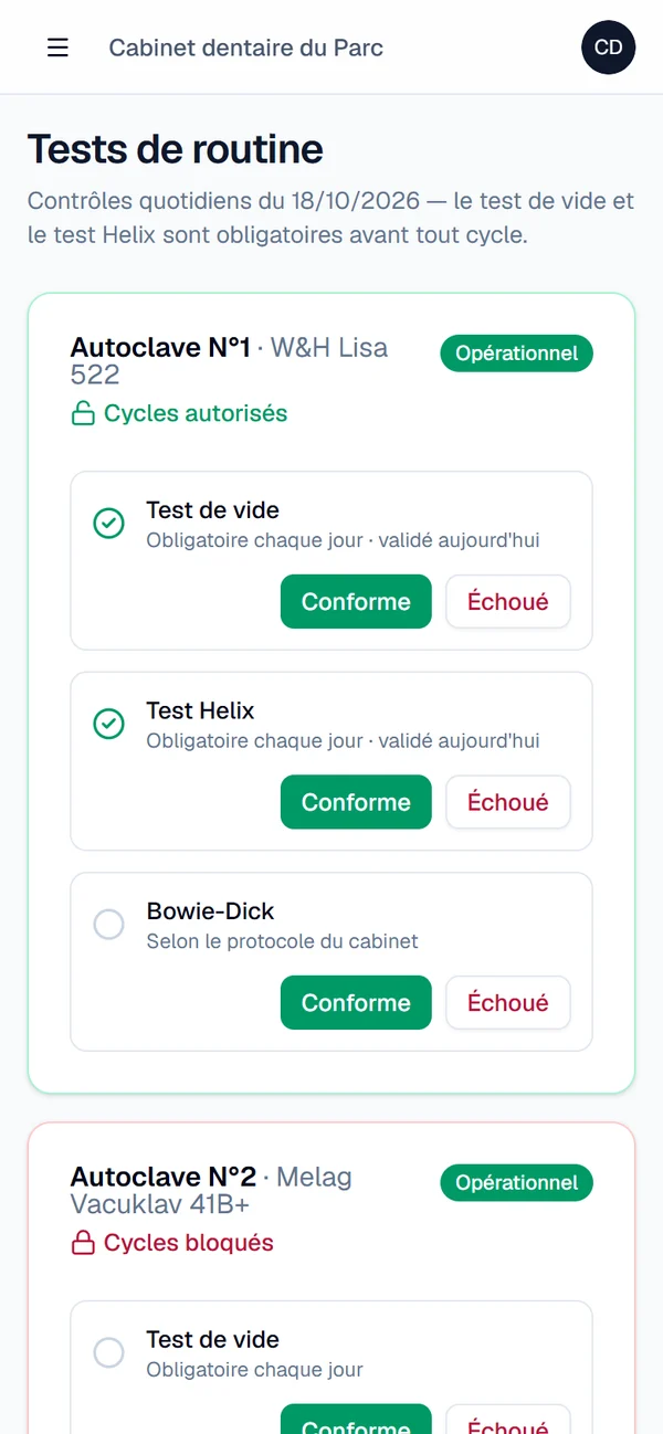 Sur smartphone, l'assistante saisit le test et photographie l'indicateur sans quitter la salle de stérilisation.